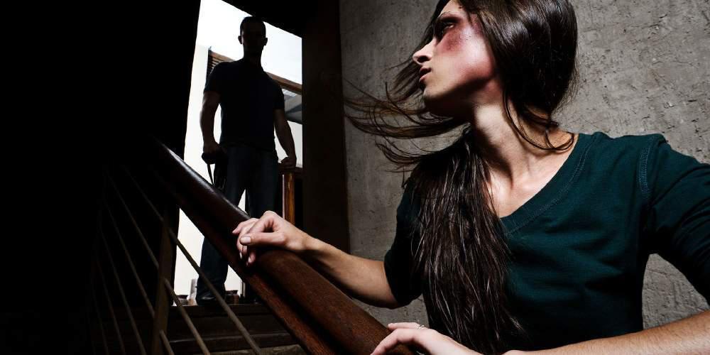 Απίστευτο: Χτυπούσε με κλωτσιές τη γυναίκα του στη μέση του δρόμου