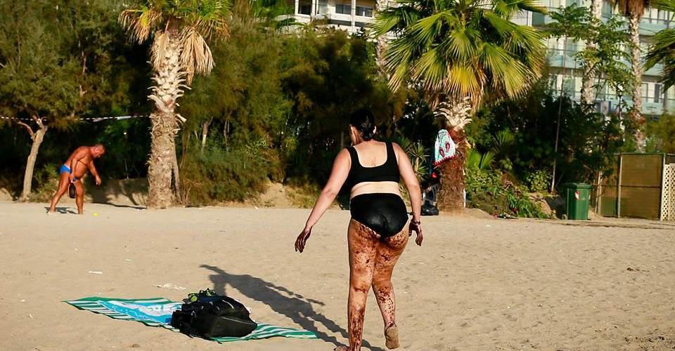 Εικόνα-σοκ στο Φάληρο: Γυναίκα βγαίνει από την θάλασσα καλυμμένη με πίσσα