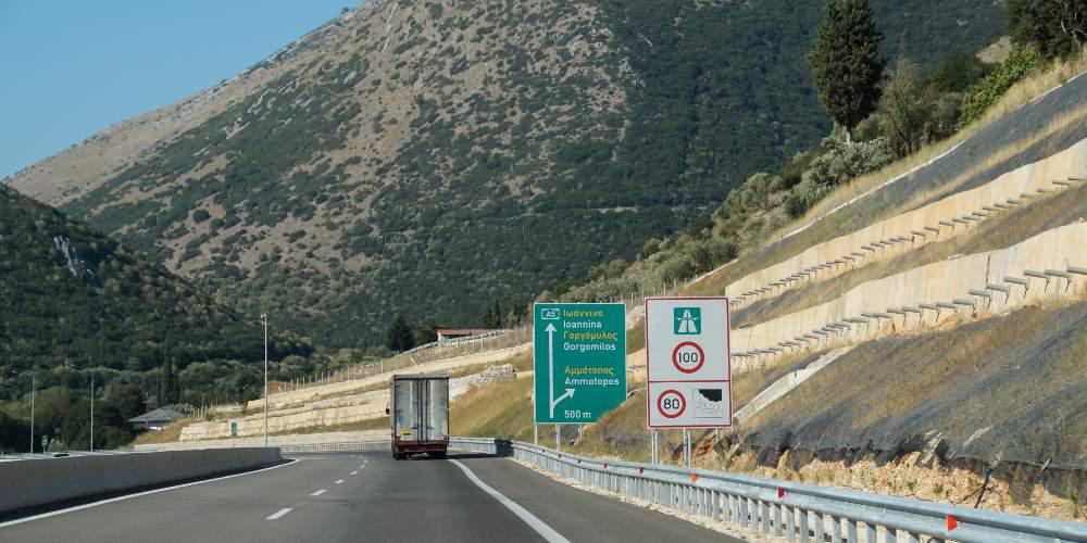 Φωτιά σε φορτηγό στην Ιόνια Οδό – Σώος ο οδηγός