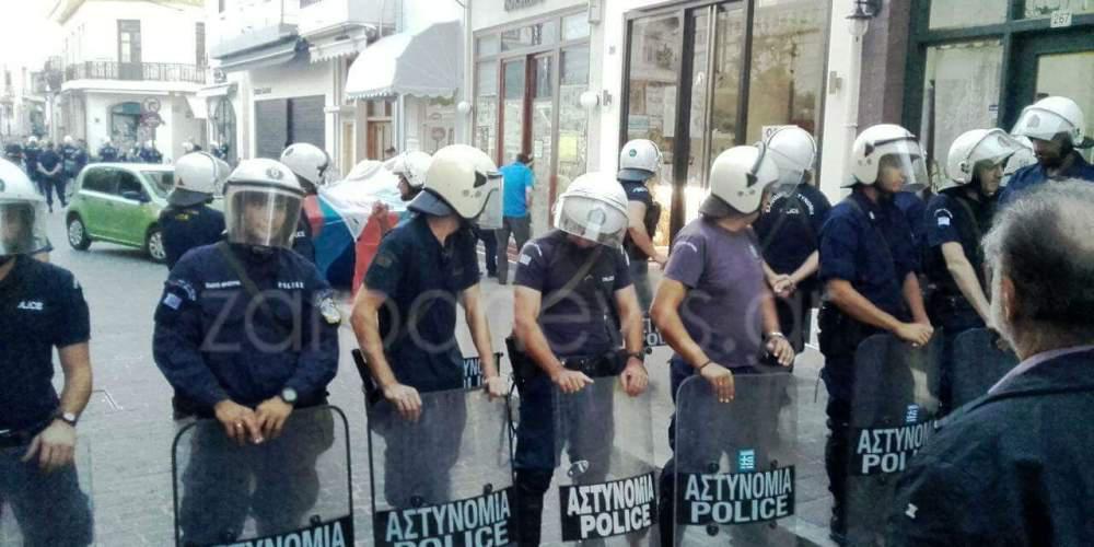 Πήγαν με τα ΜΑΤ να κατασχέσουν μαγαζί! Συγκρούσεις και επεισόδια στην Κρήτη [εικόνες & βίντεο]