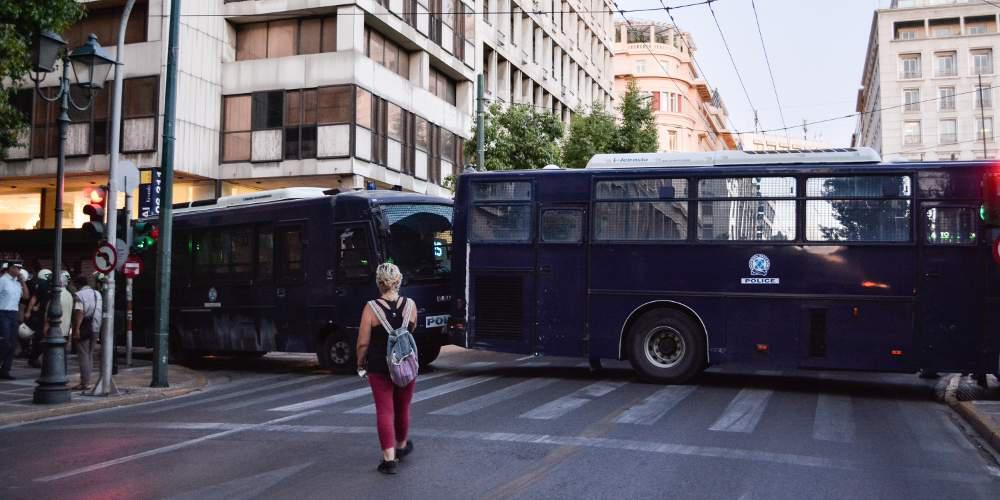 Τέλος οι κλούβες στην Αθήνα: Τις αντικαθιστούν με λεωφορεία χωρίς σίδερα και μειώνουν τις προσαγωγές