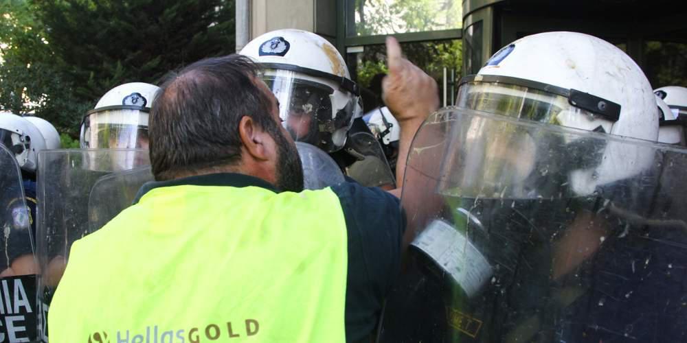 Άγρια επεισόδια στο υπουργείο Περιβάλλοντος: Τα ΜΑΤ έριξαν χημικά στους μεταλλωρύχους