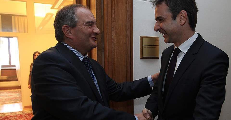Συνάντηση Μητσοτάκη-Καραμανλή στη Βουλή
