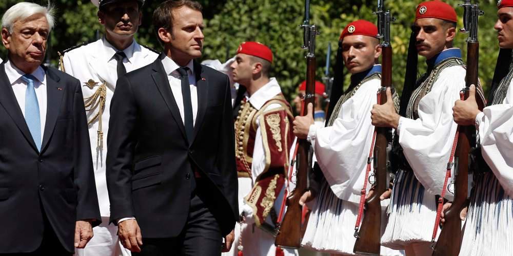Παρασημοφόρηση του Εμανουέλ Μακρόν από τον Προκόπη Παυλόπουλο