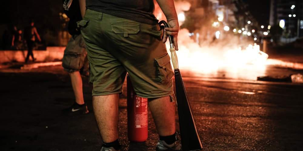 Επεισόδια, μολότοφ και ένταση στα Εξάρχεια -Τραυματίστηκαν δύο αστυνομικοί