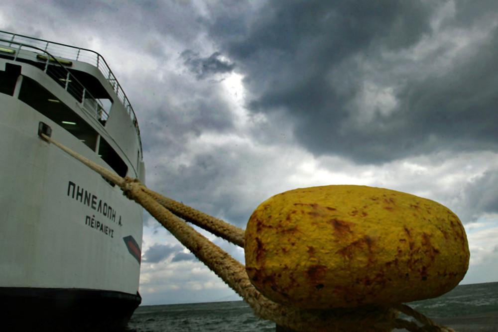 Σε ισχύ απαγορευτικό απόπλου από το λιμάνι του Πειραιά λόγω ισχυρών ανέμων