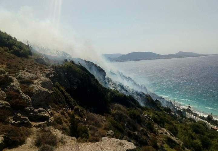 Φωτιά τώρα στη Ρόδο – Σε συναγερμό η Πυροσβεστική