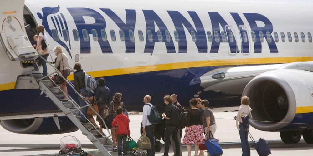 Ryanair: Υποχρεωτική μάσκα στους επιβάτες – Πότε ξεκινούν οι πτήσεις