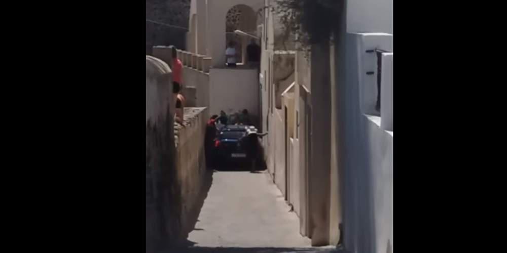 Απίστευτο βίντεο από την Σαντορίνη: Αυτοκίνητο σφηνώνει σε σοκάκι