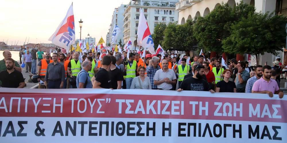 Εισέβαλαν στο «Βελλίδης» και ύψωσαν πανό – Χιλιάδες διαδηλωτές στη Θεσσαλονίκη [βίντεο]