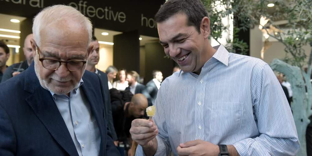 Ο Τσίπρας στην Apivita: Μίλησε για Μπαρτσελόνα, έφαγε κηρήθρα και του κόλλησε στα δόντια [εικόνες]