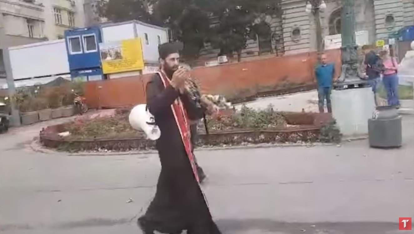 Απίστευτο: Παπάς έριξε αγιασμό στους δρόμους από όπου πέρασε το Gay Pride στο Βελιγράδι! [βίντεο]