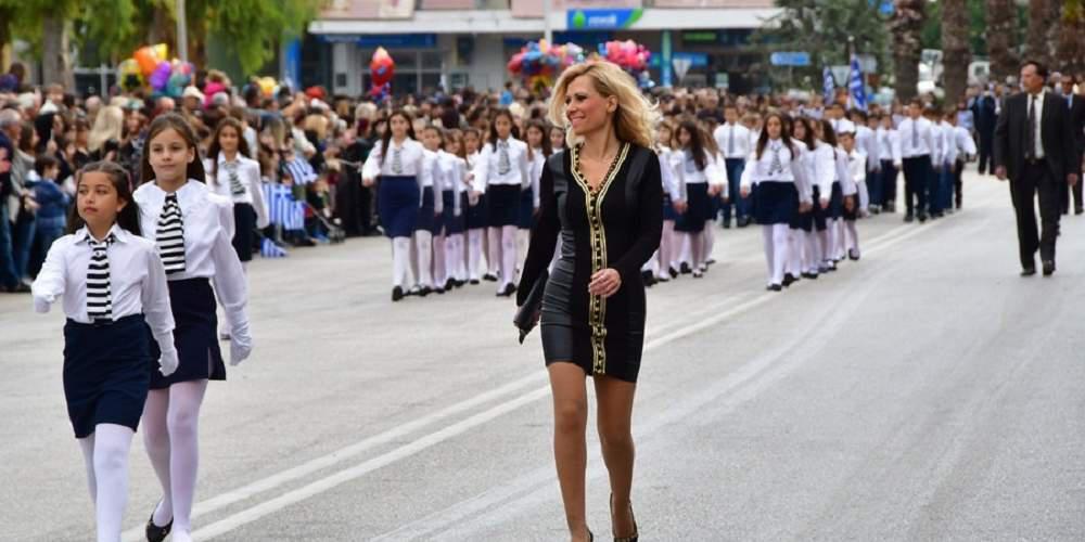 Αυτή είναι η δασκάλα που έγινε viral για την… πασαρέλα της στην παρέλαση!