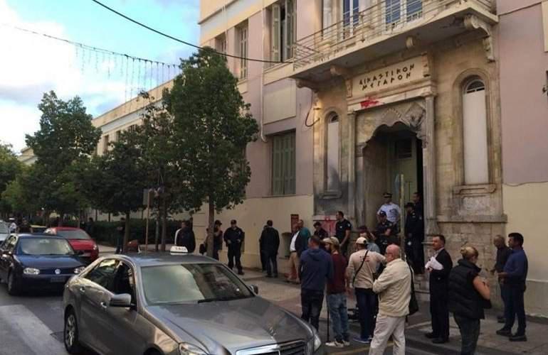 Άγριες αποδοκιμασίες στους απαγωγείς του Λεμπιδάκη [εικόνες]