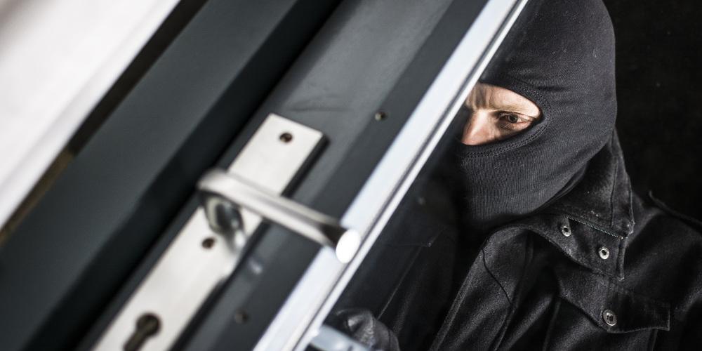 Τρόμος για ζευγάρι στην Αγ. Παρασκευή: Κουκουλοφόροι μπούκαραν σε διαμέρισμα