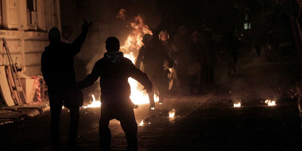 Επεισόδια στα Εξάρχεια: Σύλληψη μέλους του Ρουβίκωνα – Τρεις αστυνομικοί τραυματίες