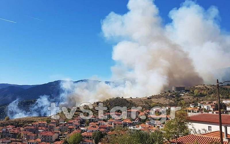 Μεγάλη φωτιά στο Καρπενήσι: Καίει πυκνή βλάστηση [εικόνες & βίντεο]