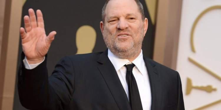 Ο Χάρβεϊ Γουάινστiν παραδόθηκε στις αρχές