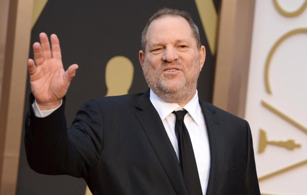 Ο Χάρβεϊ Γουάινστiν παραδόθηκε στις αρχές