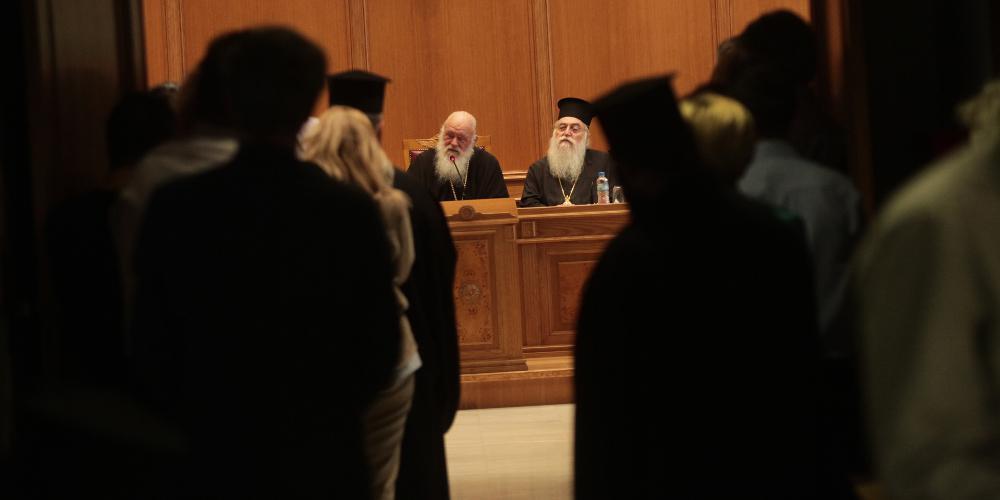 «Όχι» της Εκκλησίας στην υιοθεσία από ομόφυλα ζευγάρια