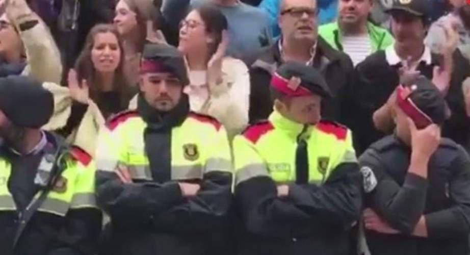 Καταλανοί αστυνομικοί κλαίνε προστατεύοντας τους διαδηλωτές [βίντεο]