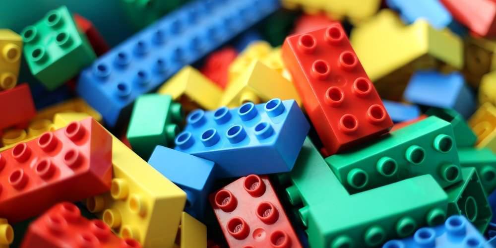 Η ιστορία των LEGO: Πώς και πού γεννήθηκαν τα αγαπημένα μας «τουβλάκια»