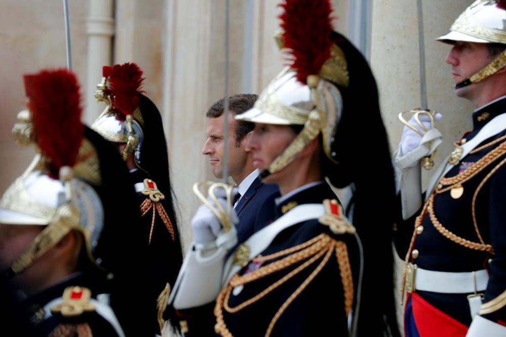 Ο Μακρόν είναι και του σαλονιού και του λιμανιού