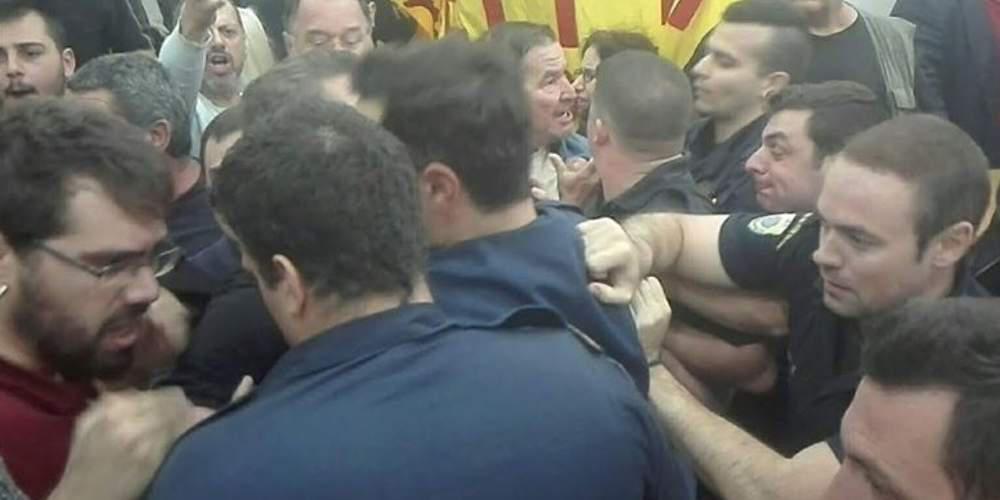 Επεισόδια στο Ειρηνοδικείο για τους πλειστηριασμούς – Μάχες με τους αστυνομικούς [βίντεο]