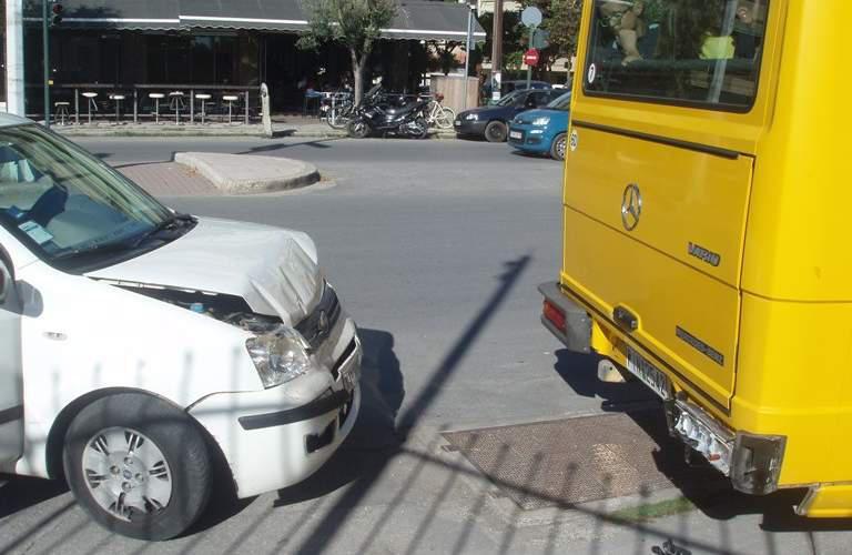 Σύγκρουση αυτοκινήτου με σχολικό λεωφορείο