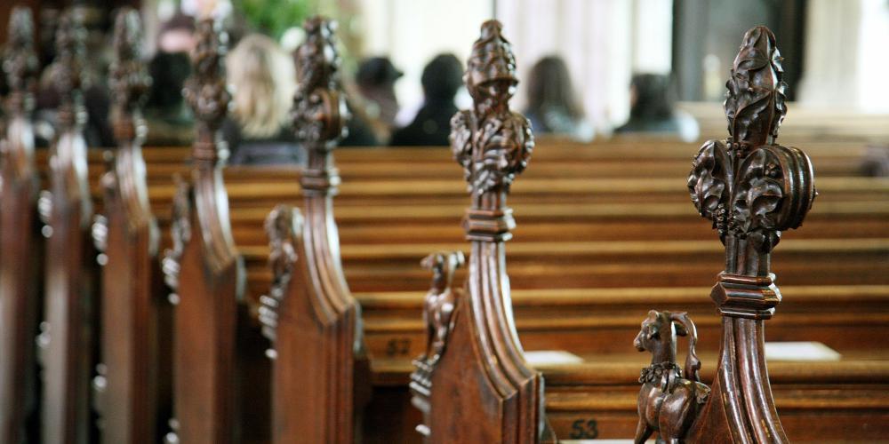 Απίστευτο: Καταγγελία στο 1142 για κάπνισμα σε εκκλησία στην Κρήτη!