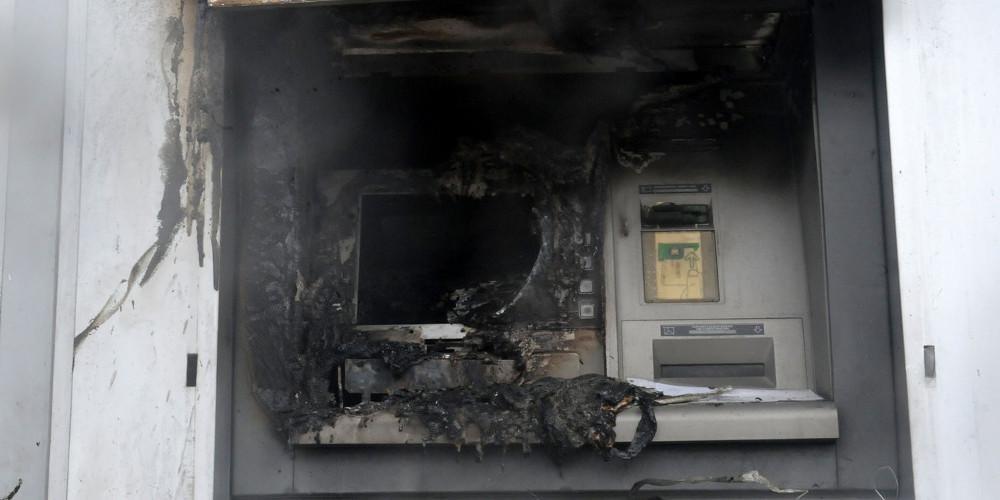 «Χτύπημα» σε ΑΤΜ στην Ανάβυσσο: Το ανατίναξαν και πήραν τα χρήματα