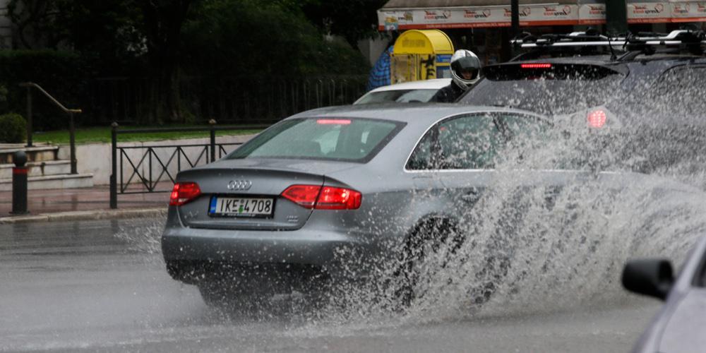 Πολλά τα προβλήματα από την σφοδρή καταιγίδα που πλήττει την Αττική