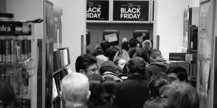 Ουρές στα καταστήματα για την Black Friday! [εικόνες & βίντεο]