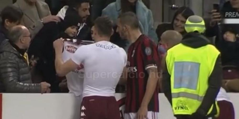 Έδωσε τη φανέλα του κι ένα φιλί στον Μπονούτσι junior ο Μπελότι [βίντεο]