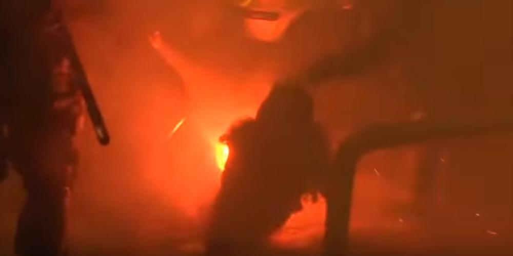 Παραμένει στη ΜΕΘ η δικηγόρος που τραυματίστηκε από φωτοβολίδα στα Εξάρχεια [βίντεο]