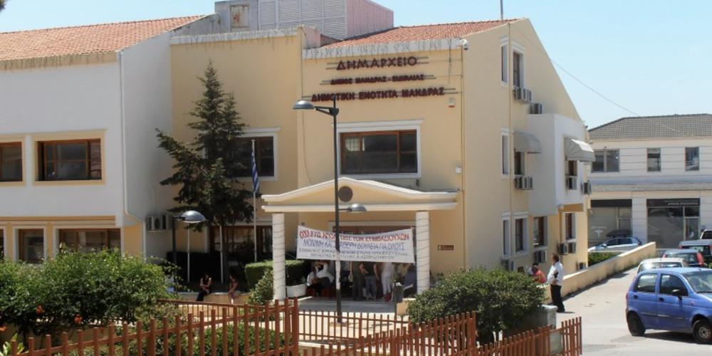 Έπεσαν μπουνιές στο δημοτικό συμβούλιο της Μάνδρας