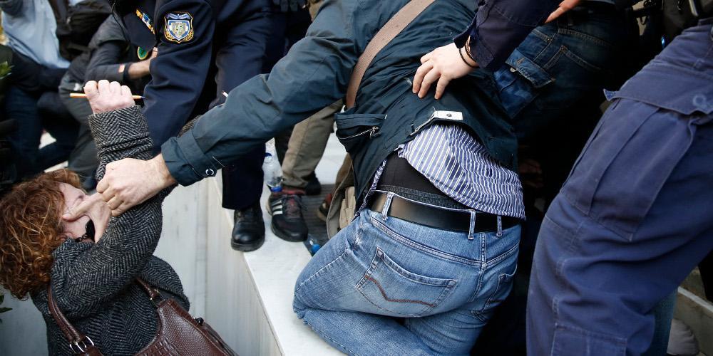 Η μητέρα της Δώρας προσπαθούσε να καρφώσει με στυλό τον δολοφόνο [εικόνες & βίντεο]