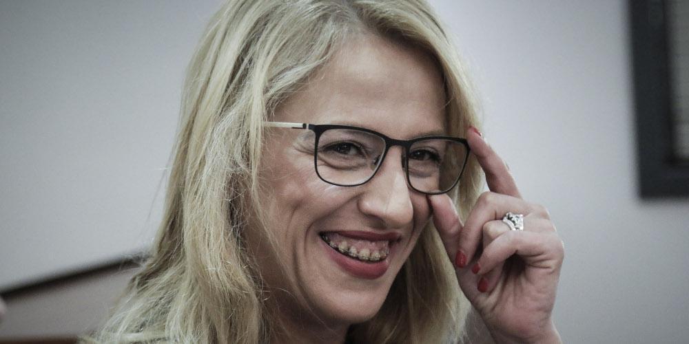 Η Δούρου καταγγέλλει: Στέλνουν χυδαία, παραπλανητικά sms, δεν είναι δικά μου