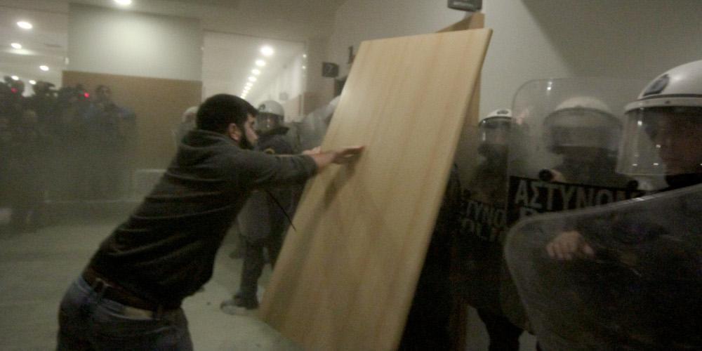 Φυλάκιση για όσους εμποδίζουν πλειστηριασμούς