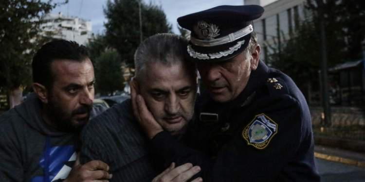 Χαμός στην Ευελπίδων: Έδειραν τον δικηγόρο του δολοφόνου της Δώρας [βίντεο]