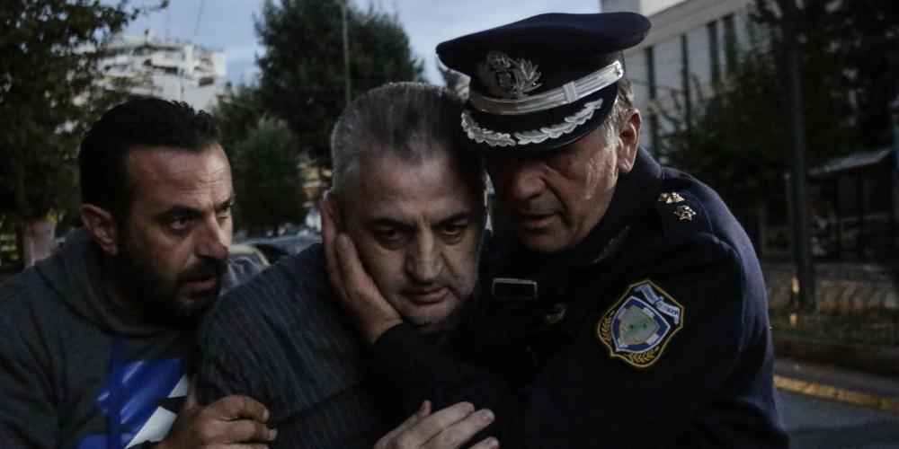 Χαμός στην Ευελπίδων: Έδειραν τον δικηγόρο του δολοφόνου της Δώρας [βίντεο]