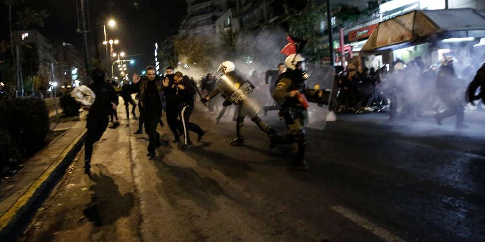 Άγρια επεισόδια στο κέντρο της Αθήνας μετά τις πορείες για το Πολυτεχνείο