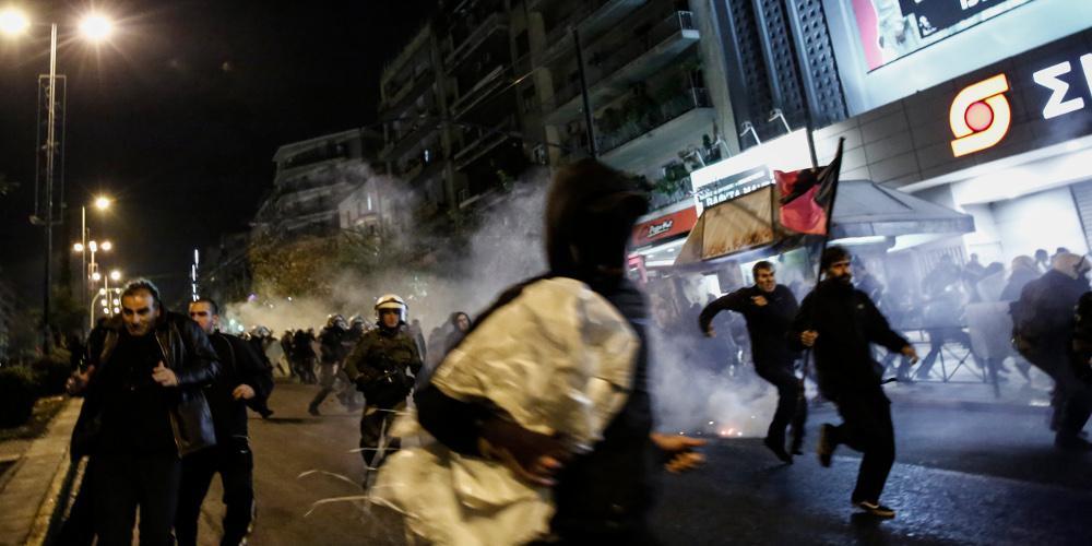 Τραυματίστηκε γυναίκα από φωτοβολίδα στα επεισόδια για το Πολυτεχνείο