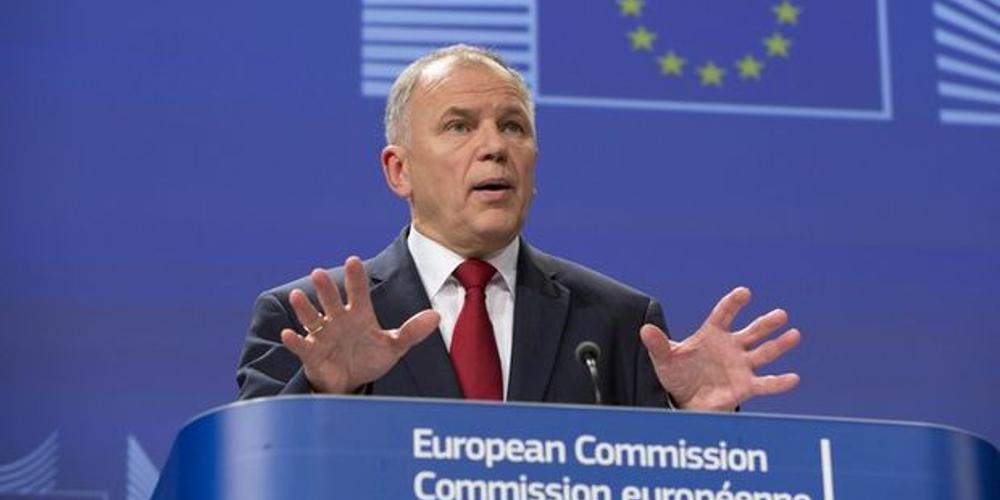 «Όσοι είναι κατά των εμβολίων να πάνε βόλτα στα νεκροταφεία»: «Καταπέλτης» ο Ευρωπαίος Επίτροπος Υγείας