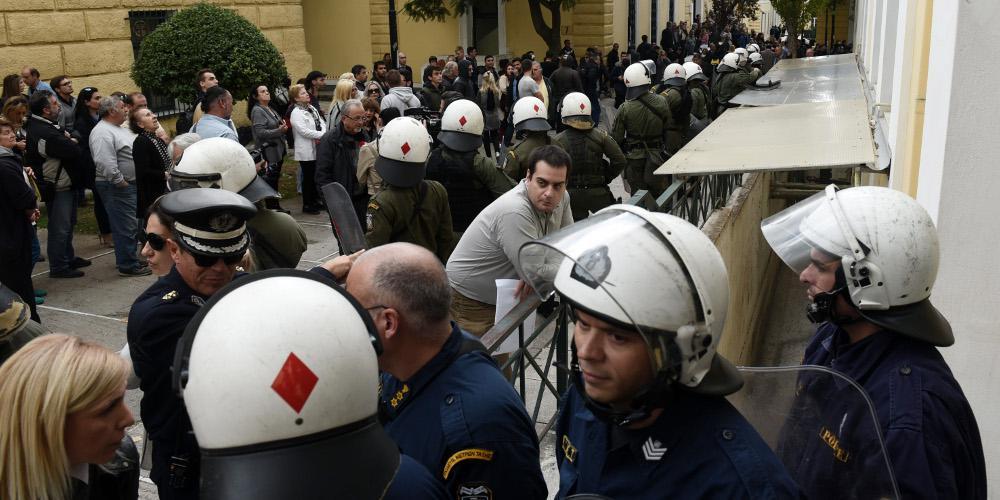 «Πολιορκία» στην Ευελπίδων για τον δολοφόνο της Δώρας – Απειλούν να τον λιντσάρουν