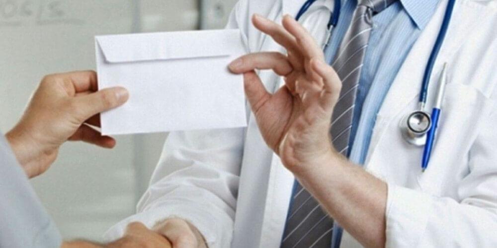 «Γιατρός» Καζανόβας «γδύνει» κυρίες μέσω Facebook