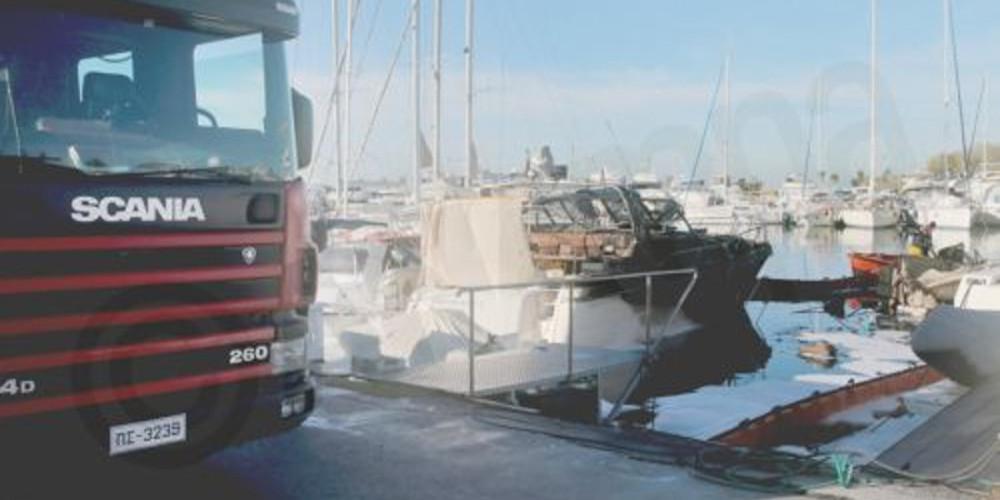 Εικόνες καταστροφής από την πυρκαγιά σε σκάφος στην Γλυφάδα