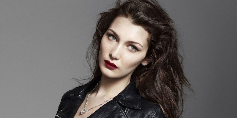 Η Μπέλα Χαντίντ σχεδόν γυμνή μας δείχνει το... σκυλάκι της [εικόνα]