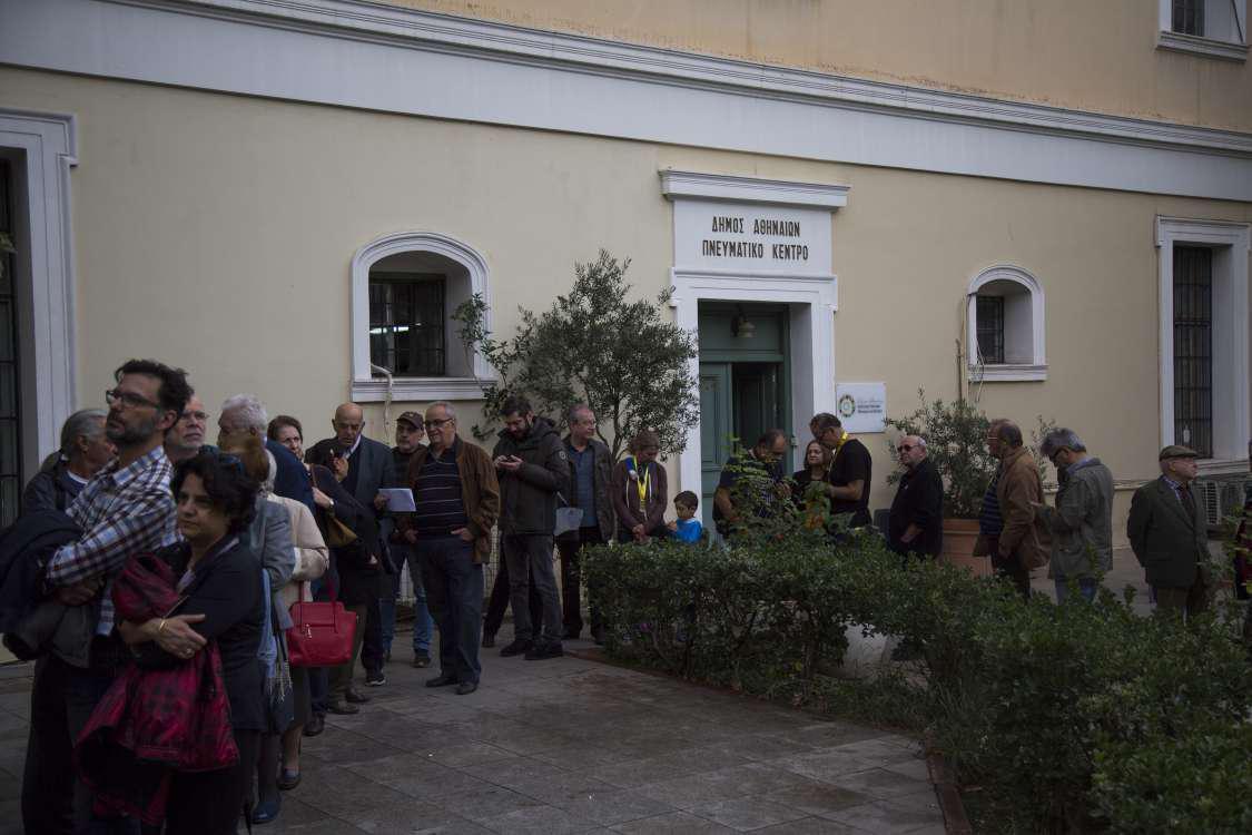 Χιλιάδες πολίτες ψηφίζουν για αρχηγό στην Κεντροαριστερά