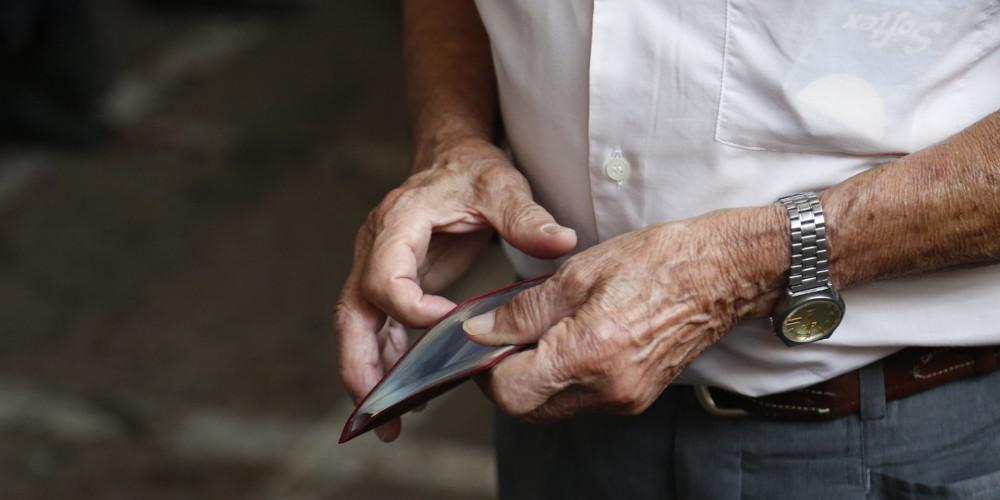 Κοινωνικό μέρισμα: Την επόμενη βδομάδα οι πρώτες πληρωμές - Ποιοι δικαιούχοι των επιδομάτων ΟΠΕΚΑ θα πάρουν αύξηση